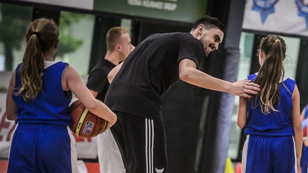 Tomáš Satoranský se na svém kempu věnuje mladým basketbalistkám a basketbalistům.