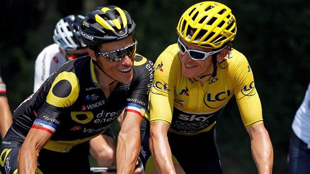 UKEC. Francouzsk cyklista Sylvain Chavanel v 18. etap Tour de France vr loktem do Brita Gerainta Thomase (vpravo, ve lutm dresu pro ldra zvodu), oba se pobaven usmvaj.