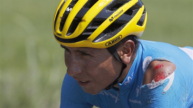 S KRVAVM RAMENEM. Kolumbijsk cyklista Nairo Quintana si pi pdu v 18. etap odel lev rameno, pozdji si vymnil dres.PYRENEJE