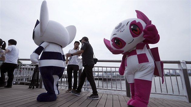 Maskot olympijskch her v roce 2020 v Tokiu dostal jmno Miraitowa (vlevo), maskot paralympidy se jmenuje Someity.