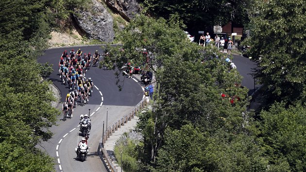 Cyklist se bhem 16. etapy Tour de France drpou na Col de Portet dAspet.