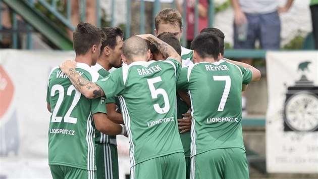 Fotbalisté Bohemians se radují z druhého gólu, který v utkání se Slováckem vstřelil z penalty Dominik Mašek.