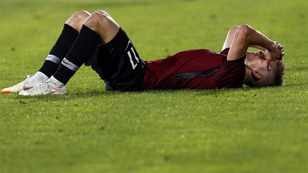 Martin Frýdek ze Sparty padl na trávník po porážce 0:2 od Spartaku Subotica.