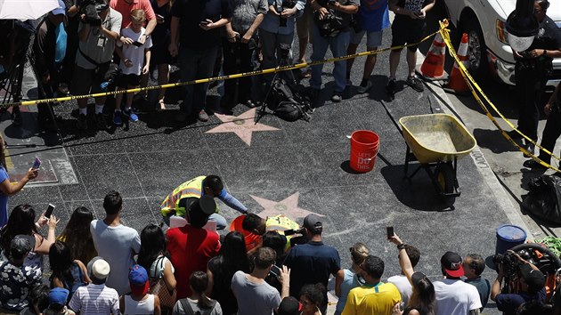 Dlnci opravuj pokozenou hvzdu Donalda Trumpa na hollywoodskm chodnku slvy (Los Angeles, 25. ervence 2018).