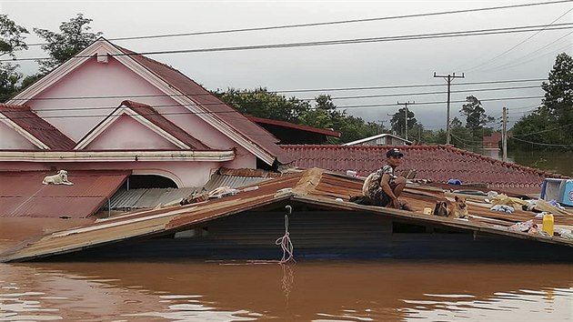 Protržená přehrada připravila o domov více než 6 600 lidí (24. 7. 2018).
