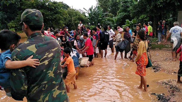 Obyvatelé San Sai se snaží před vodou zachránit svůj majetek (24. 7. 2018).