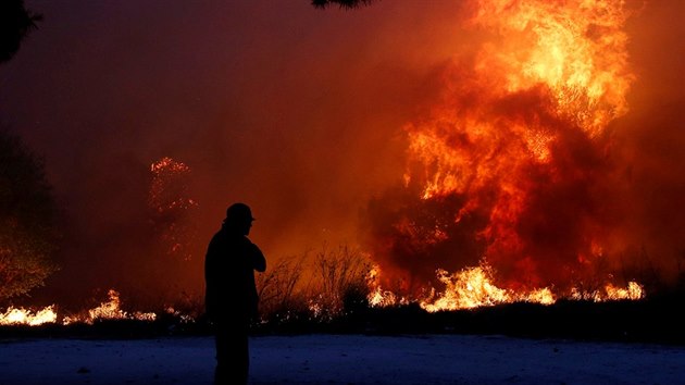 Podle řeckého ministra obrany Panose Kammenose k šíření požáru přispělo i nezodpovědné jednání některých místních lidí, kteří si nelegálně vystavěli domy mezi zalesněnými oblastmi. To mělo za následek zablokování únikových cest k moři, k němuž lidé před ohněm utíkali. (25. 7. 2018).