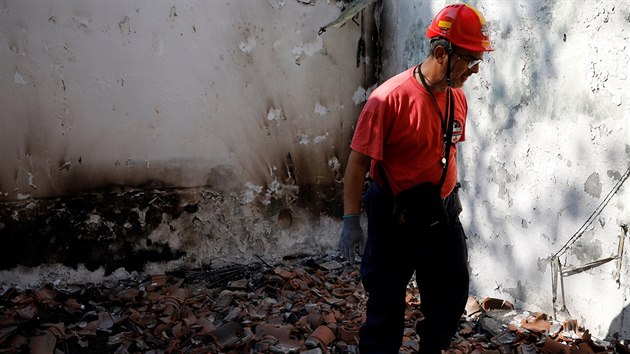 Záchranáři prohledávají zbytky ohořelých domů. Pohřešovaných jsou stále desítky. Mati (25. 7. 2018).