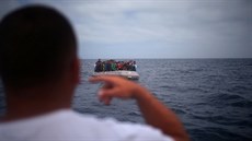 Na plá� u �pan�lského m�sta Tarifa p�iplul stál �lun s asi 30 migranty. (27....