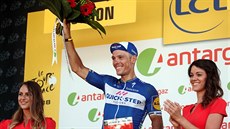 UŽ S ÚSMĚVEM. Philippe Gilbert si po šestnácté etapě Tour de France odnesl cenu...