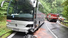 Nehoda autobusu a osobního auta v beovských serpentinách.
