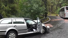 Nehoda autobusu a osobního auta v beovských serpentinách.