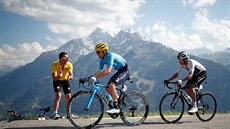 Egan Bernal za zadním kolem Mikela Landy v prbhu horské etapy Tour de France.
