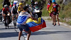 Kolumbijský fanouek podporuje krajana Egana Belnara pi výlapu na Alpe dHuez.