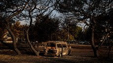 Po poárech v ecké obci Mati zbyla jen spálená auta. (25. ervence 2018)