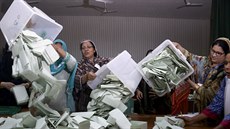 Úednice v pákistánském Islámábádu vyprazdují volební urny, aby mohly zaít...