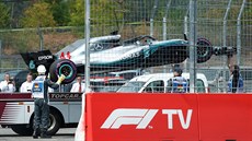 Pořadatelé Velké ceny Německa odtahují vůz Lewise Hamiltona pryč z dráhy.