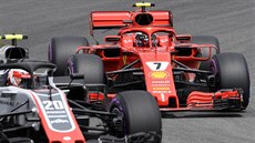 Kimi Räikkönen z Ferrari (vpravo) se v kvalifikaci na Velkou cenu Německa snaží...