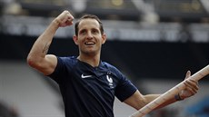 Francouzský otpa Renaud Lavillenie se raduje po úspném hodu na mítinku...