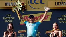 Omar Fraile si na pódiu uívá vítzství ve 14. etap Tour de France.