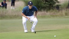 Amerian Jordan Spieth sleduje dráhu své rány ve tetím kole British Open.