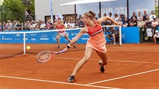 eská tenistka Karolína Muchová (v popedí) v obtíné pozici vrací míek na...