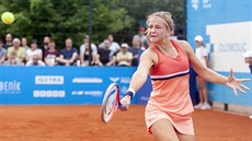 Karolína Muchová se soustedí na úder ve finále turnaje v Olomouci.