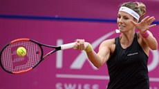 Lucemburanka Mandy Minellaová hraje forhend ve finále turnaje v Gstaadu.
