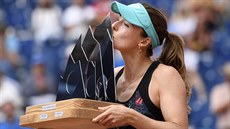 Francouzka Alizé Cornetová líbá trofej pro vítzku tenisového turnaje v Gstaadu.