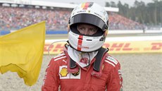 Sebastian Vettel zklamaně opouští ovál Velké ceny Německa poté, co se svým...
