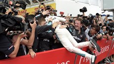 Lewis Hamilton (v bílém) slaví se leny týmu Mercedes vítzství ve Velké cen...