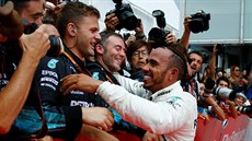 Britský pilot Lewis Hamilton se spolen s týmem raduje z vítzství ve Velké...