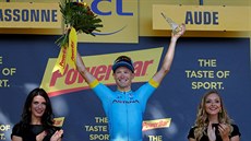 Magnus Cort Nielsen z Dánska slaví na pódiu triumf v 15. etap Tour de France.