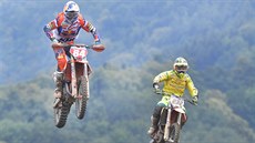 Jeffrey Herlings z Nizozemska (vlevo) bhem Velké ceny eské republiky v...