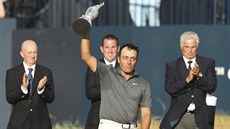 Italský golfista Francesco Molinari zvedá nad hlavu trofej pro vítěze British...