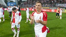 Stanislav Tecl (v popedí) spolen s ostatními fotbalisty Slavie dkuje...