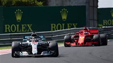 Ve vedení Velké ceny Maďarska vyjížděl Lewis Hamilton, za ním až na čtvrtém...