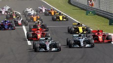 Start Velké ceny Maďarska, vepředu jede Lewis Hamilton (číslo 44), vpravo...