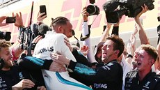 Lewis Hamilton si užívá vítězství v Maďarsku.