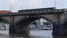 Skokani úderem 15:04 sko�ili najednou z Libe�ského mostu, mostu Na Výtoni a z...