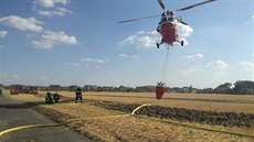 Armádní vrtulník Sokol pomáhá hasim pi poáru slámy u obce Zdiby (24....