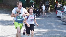 B�eli i rodi�e s batolaty. Na Pra�ivé se konala první z leto�ních t�í akcí...