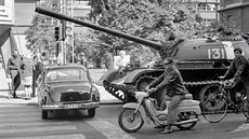 Hoící automobil na kiovatce Divadelní a Beneovy ulice v Brn bhem invaze vojsk Varavské smlouvy. (srpen 1968)