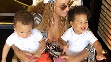 Beyoncé a její dvoj�ata, dcera Rumi Carter a syn Sir Carter