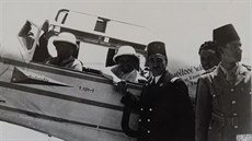 Posádka Tatry T-101 po pistání v Chartúmu.