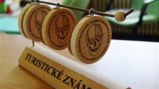 Turistická známka z opavského muzea patologie se stala oblíbeným suvenýrem.