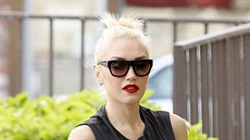 Gwen Stefani ráda nosí volná trika s obími prstihy místo rukáv. K nim je...