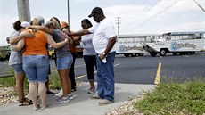 Ameriané se modlí za obti nehody na vodní nádri Table Rock Lake v Missouri,...