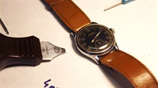 Vyčištěné a znovu sestavené hodinky Doxa z roku 1943. Dědeček v nich asfaltoval střechy a teď s nimi chodím já.
