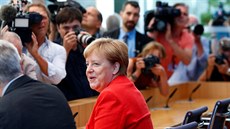 Nmecká kancléka Angela Merkelová odpovídá na dotazy noviná pi své tradiní...